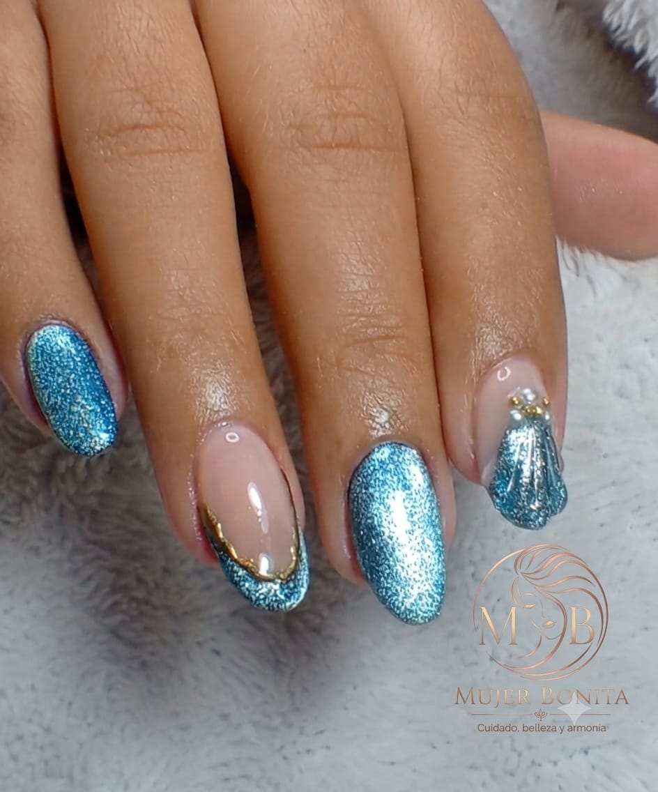 Uñas acrílicas decoradas con glitter azul y detalles dorados - Trabajo real de Mujer Bonita