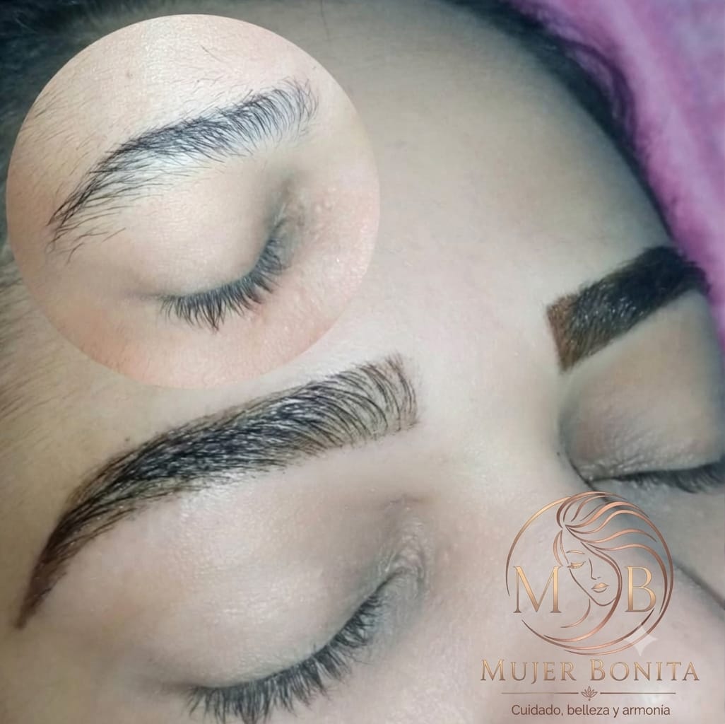 Cejas semipermanentes con efecto natural - Microblading realizado en Mujer Bonita