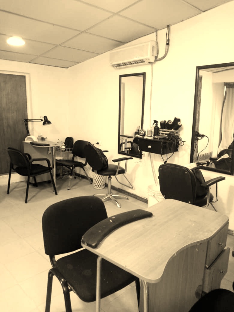 Interior del Salón Mujer Bonita - Área de peluquería, uñas y estilismo profesional